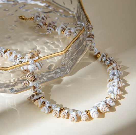 Beach-inspired necklace with shells and pearls