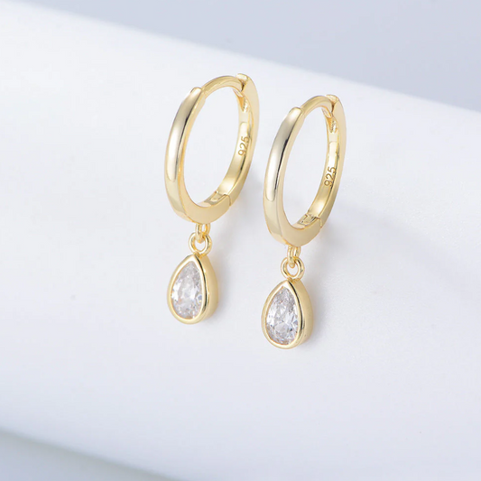 Add refined elegance to your everyday look with The Pear Drop, a pair of luminous gold drop earrings designed to move effortlessly with you. Crafted from premium 925 sterling silver and finished with 18K gold PVD plating, these earrings offer lasting brilliance, strength, and modern luxury.