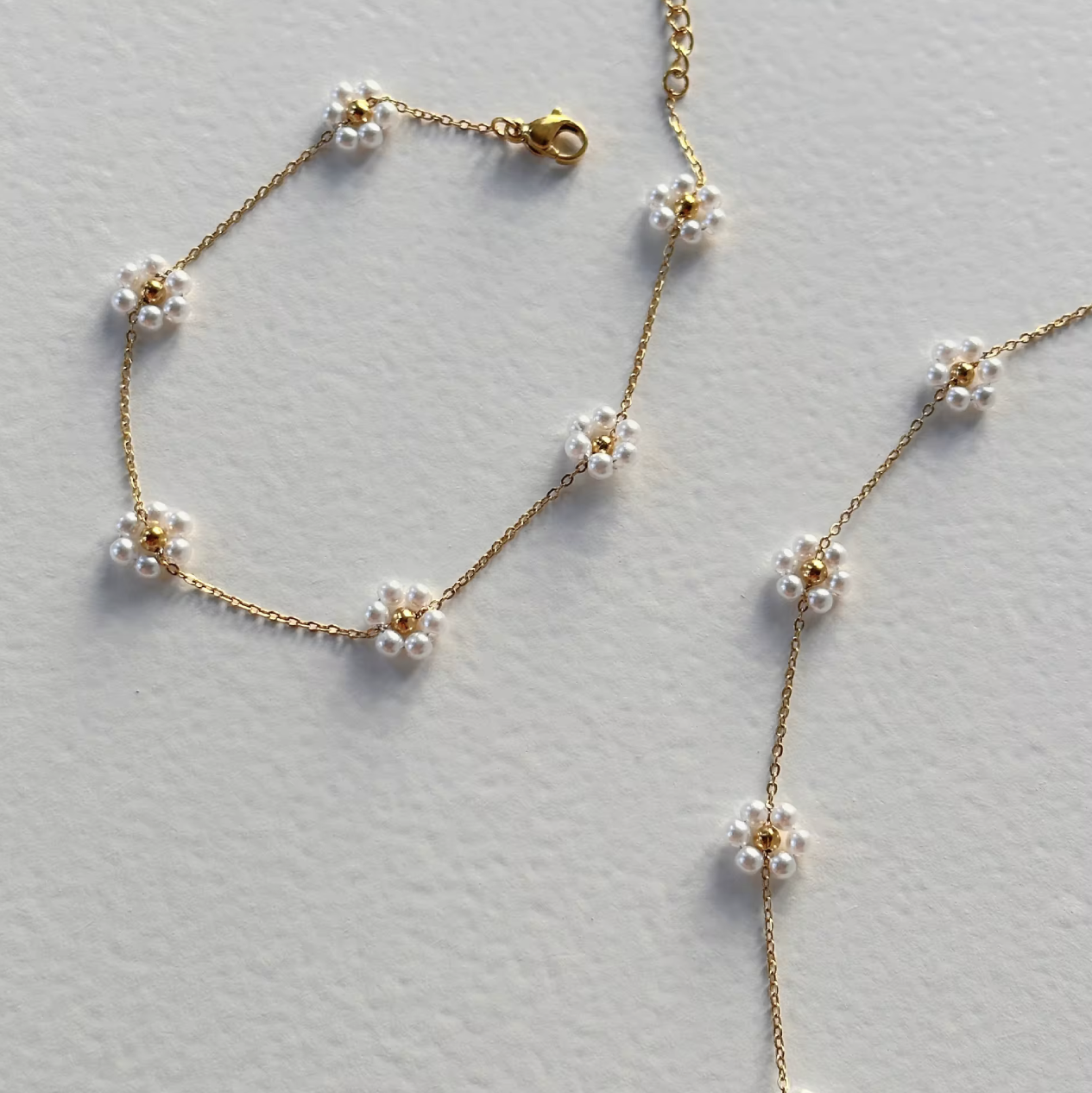 Bracelet with hand-beaded pearl flowers 