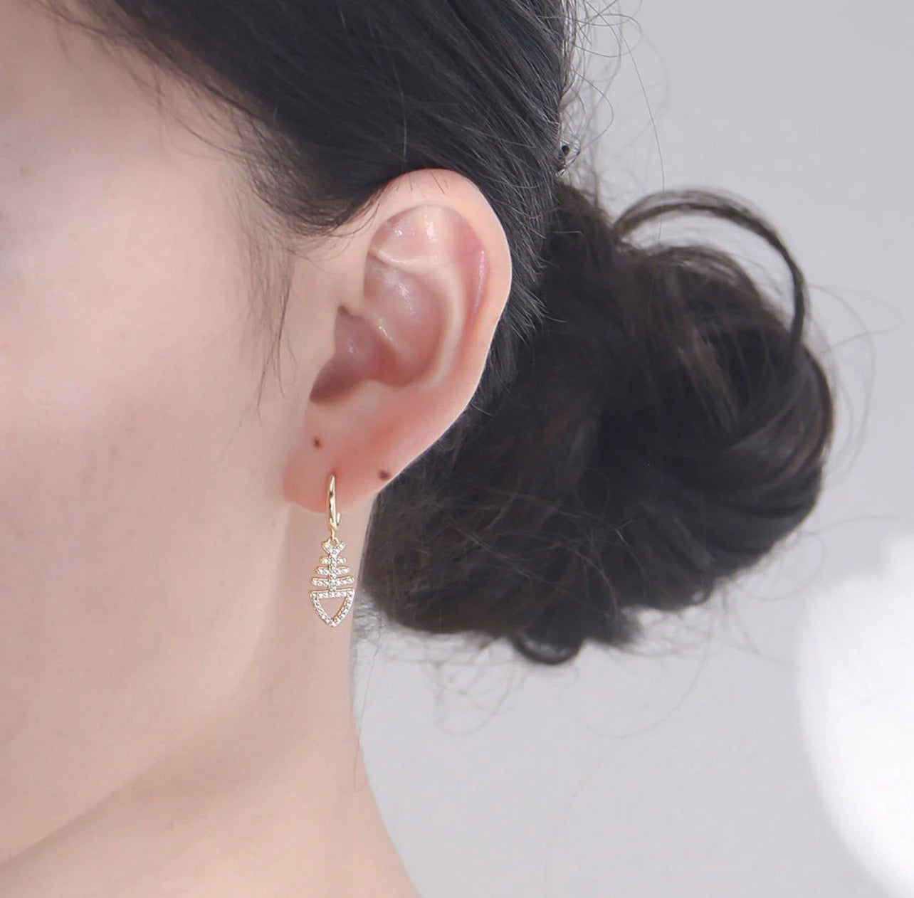 Meticulously crafted from premium 925 sterling silver and finished with a rich 18-carat yellow gold vermeil, The Siren’s Catch balances high-shine luxury with a daring, artistic spirit. The intricate bone-link detailing provides subtle movement as you wear them, catching the light and adding a refined yet rebellious energy to your jewellery collection.